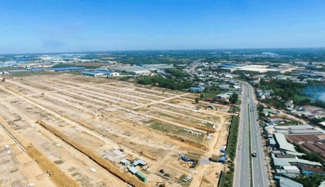 Cần vốn làm ăn nền bán gấp lô đất nằm ngay mặt đường liền kề với trung tâm hành chính tx Tân Uyên