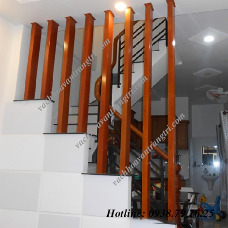 123 cầu thang và phòng khách đã có vách ngăn gỗ trang trí