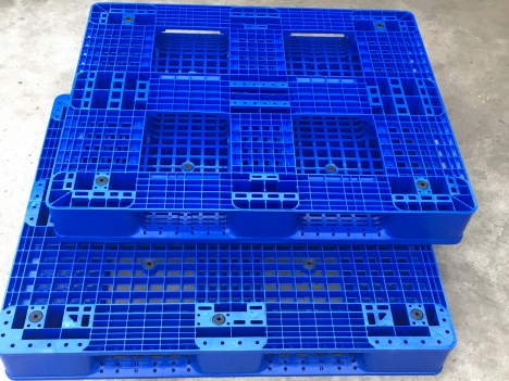 Bán pallet nhựa có chân kê hàng dùng xe nâng giá rẻ giao hàng miễn phí