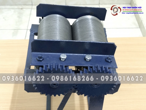 Máy thái bì lợn làm nem mini bằng tay.