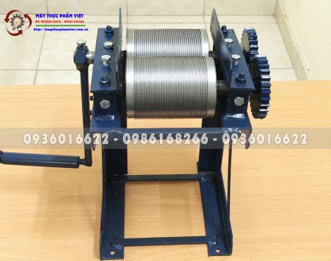 Máy thái bì lợn làm nem mini bằng tay.