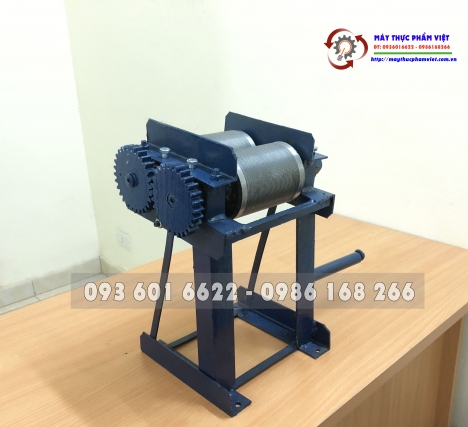 Máy thái bì lợn làm nem mini bằng tay.