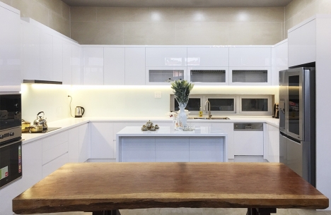 mẫu tủ bếp acrylic A04 màu trắng sang trọng