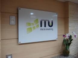 Biển quầy lễ tân-Biển quảng cáo in bằng chất liệu UV