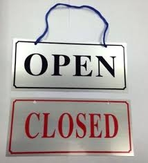 Ưu điểm của các loại biển open close treo cửa bằng mica