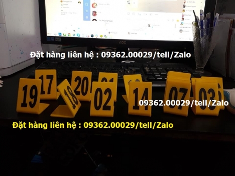 Nhận gia công thẻ số để bàn- Biển số bàn bằng mica