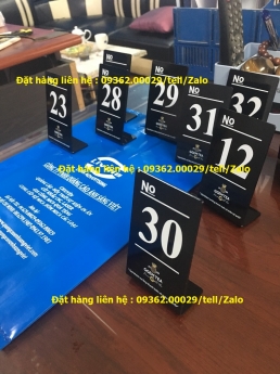 Nhận gia công thẻ số để bàn- Biển số bàn bằng mica