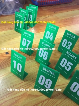 Nhận gia công thẻ số để bàn- Biển số bàn bằng mica