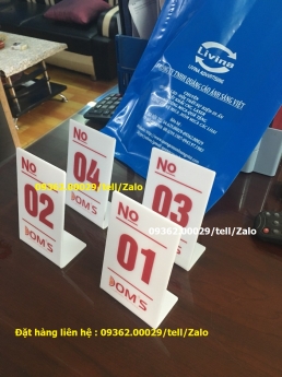 Nhận gia công thẻ số để bàn- Biển số bàn bằng mica