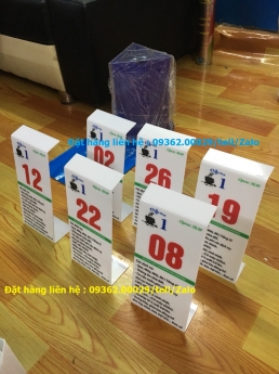 Nhận gia công thẻ số để bàn- Biển số bàn bằng mica