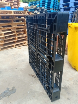 Thanh lý Pallet nhựa ĐEN 1100x1100x120mm Mới đến 98% LH 0905681595