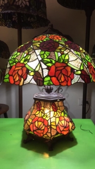 Đèn Tiffany Châu Âu hoa hồng hai thân