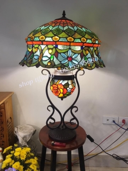 Đèn bàn Tiffany Hai Thân Họa Tiết Cổ