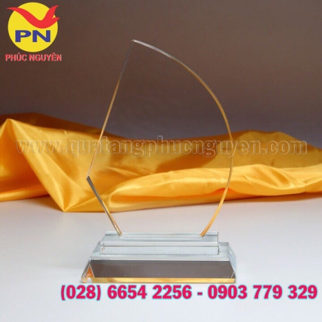 Cơ sở sản xuất cúp phale quà tặng, kỷ niệm chương phale, biểu trưng pha lê khắc logo