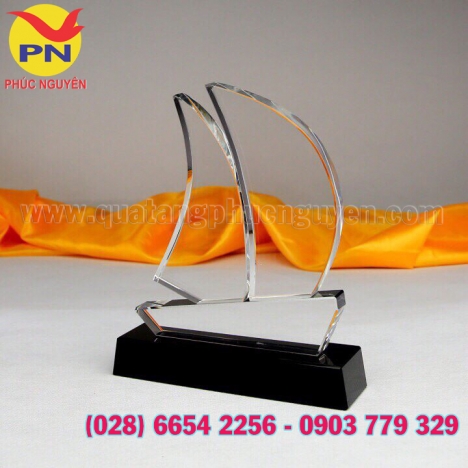 Cơ sở sản xuất cúp phale quà tặng, kỷ niệm chương phale, biểu trưng pha lê khắc logo