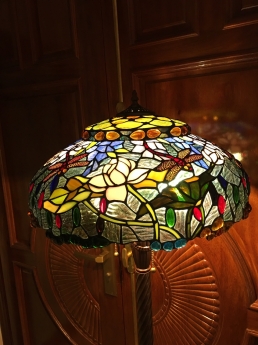 Đèn sàn Tiffany họa tiết Sen Chuồn hai tầng