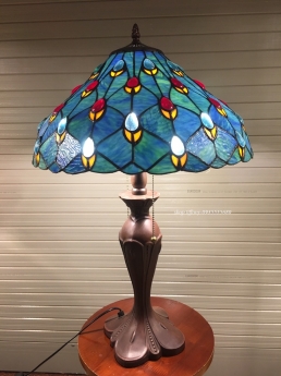 Đèn bàn họa tiết công tiffany.