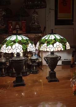 Đôi đèn bàn Tiffany họa tiết Sen của Pháp
