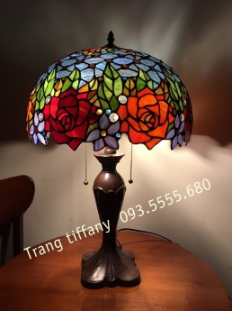 Đèn bàn Tiffany họa tiết hoa hồng.