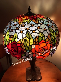 Đèn bàn Tiffany họa tiết hoa hồng.