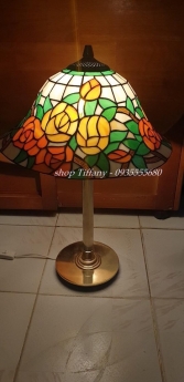 Đèn Tiffany hoa hồng chân đèn kiểu mới