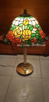 Đèn Tiffany hoa hồng chân đèn kiểu mới