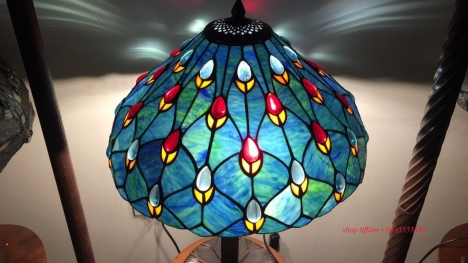 Đèn Tiffany họa tiết đuôi công