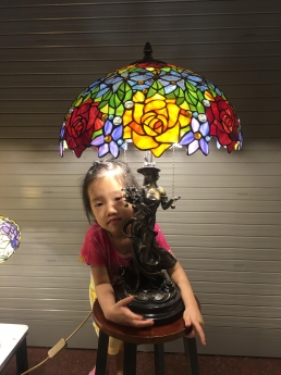 Đèn Tiffany hoa hồng Mỹ cổ