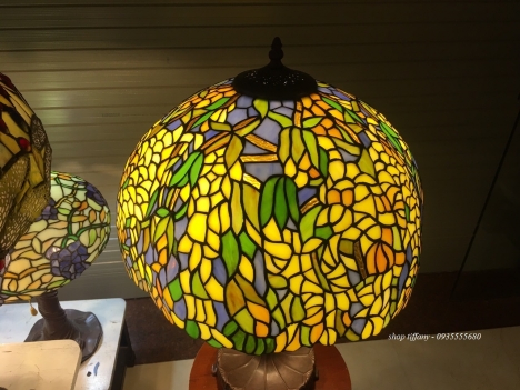 Đèn bàn tiffany hoạ tiết hoa đậu vàng.