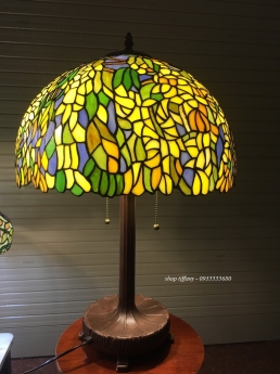Đèn bàn tiffany hoạ tiết hoa đậu vàng.