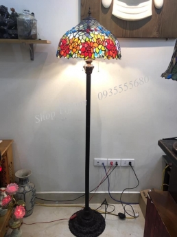 Đèn sàn tiffany hoa hồng.