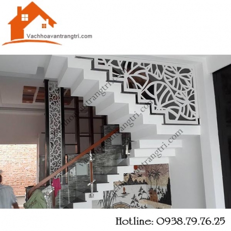 Cầu thang và phòng khách đổi mới với vách ngăn  trang trí