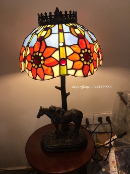 Đèn ngựa tiffany phòng ngủ.