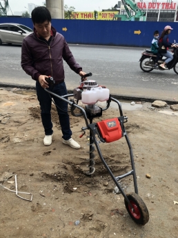 Máy khoan đất đào hố trồng chuối, thanh long, tiêu, cà phê,