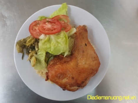 Quán Cơm Gà Xối Mỡ, Cơm Hải Sản Ngon Xóm Chiếu Quận 4