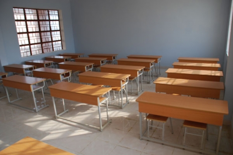 Bàn học sinh theo chuẩn giáo dục.