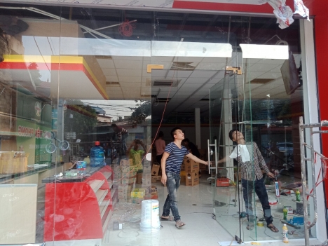 cửa kính cường lực mở xoay