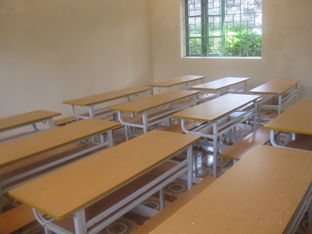 Bàn giáo viên đạt chuẩn giáo dục và Bộ y tế.