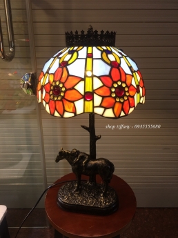 Giao lưu đôi đèn tiffany hoạ tiết hoa hướng dương cách điệu.