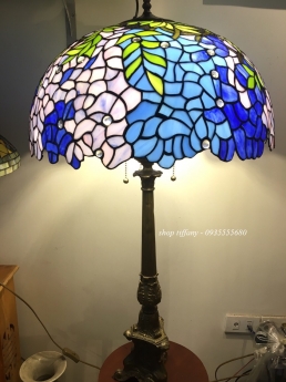 Đèn tiffany hoạ tiết hoa đậu kết hợp chân đồng cổ Pháp.