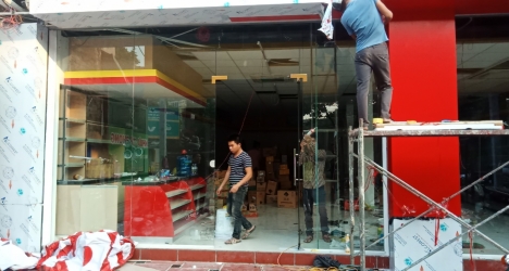 Thợ thi công vách kính văn phòng đẹp.