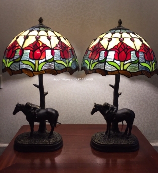 Giao lưu đôi đèn tiffany hoạ tiết hoa tuylip.