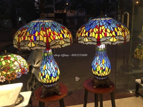 Cặp đèn tiffany bình hoạ tiết chuồn chuồn.