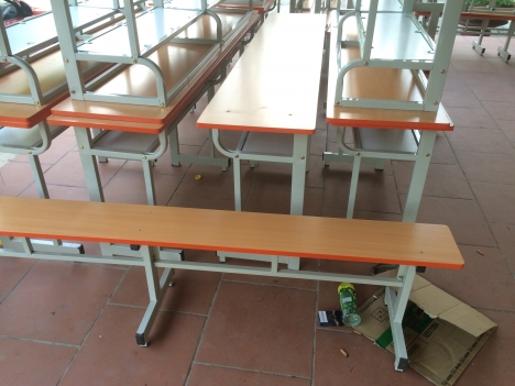 Mỗi ngày đến trường là một ngày vui với bàn học đạt chuẩn.