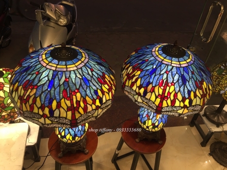 Cặp đèn tiffany bình hoạ tiết chuồn chuồn.