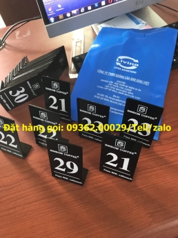 Không bao giờ lo nhầm lẫn với thẻ đánh số bàn bằng mica Đài Loan.