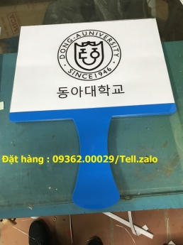 Biển đón cầm tay giá rẻ bằng mica Đài Loan