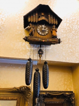 Đồng hồ cuckoo nhà gỗ nhỏ xinh.
