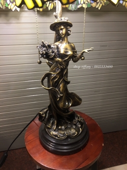 Đèn tiffany tượng đồng cô gái mỹ.