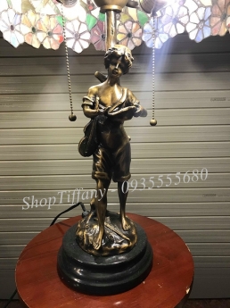 Đèn Tiffany tượng đồng chàng trai đánh đàn